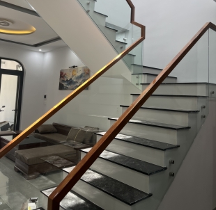 Cầu thang kính tay vịn gỗ