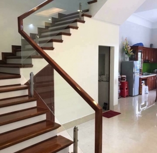 Cầu thang kính trụ Inox tay vịn gỗ