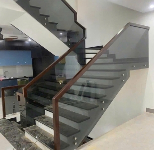 Cầu thang kính màu xám khói tay vịn gỗ