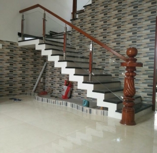 Cầu thang kính tay vịn gỗ có trụ