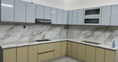 Tủ Bếp Cánh Kính Nhôm Tấm Quảng Ngãi – Hiện Đại, Sang Trọng, Độ Bền Cao